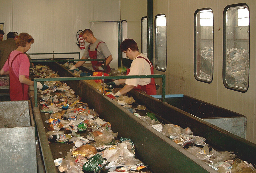 Foto: Buhck Müllsortierungsanlage mit Mitarbeitern, die Müll sortieren aus dem Jahr 1992